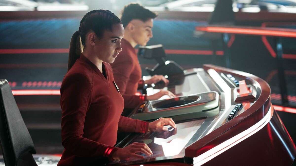 Star Trek Strange New Worlds: La'An Noonien Singh (Christina Chong) y Erica Ortegas (Melissa Navia) en el puente del USS Enterprise.