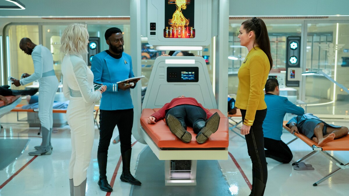 Star Trek Strange New Worlds: Sister Chapel (Jess Bush), Dr.  M'Benga (Babs Olusanmokun) y Number One (Rebecca Romijn) en la enfermería de Enterprise.