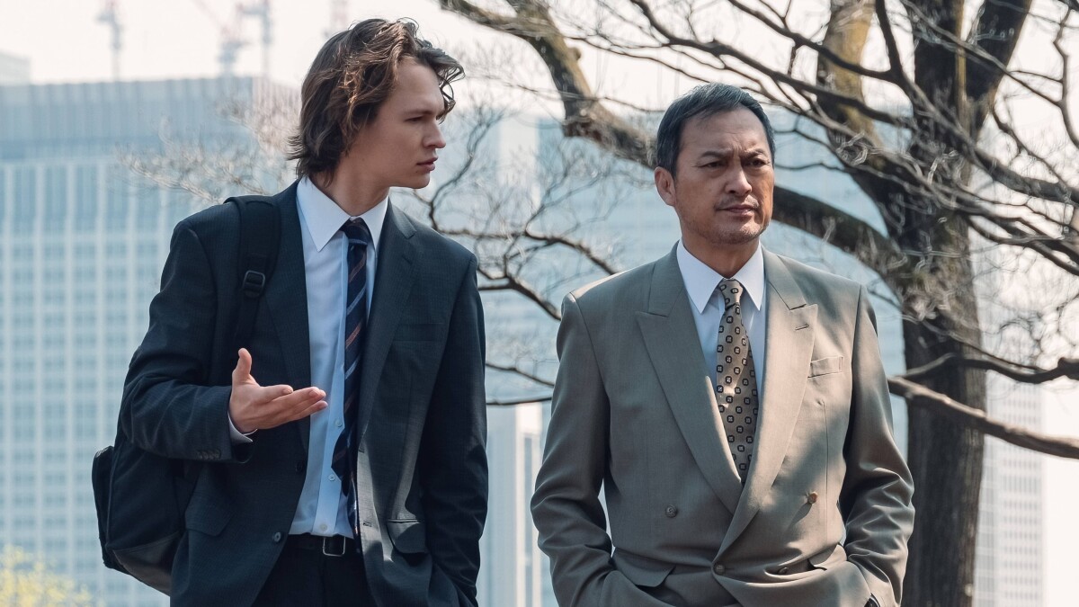 Vicepresidente de Tokio: Ansel Elgort y Ken Watanabe como Jake Adelstein e Hiroto Katagiri,