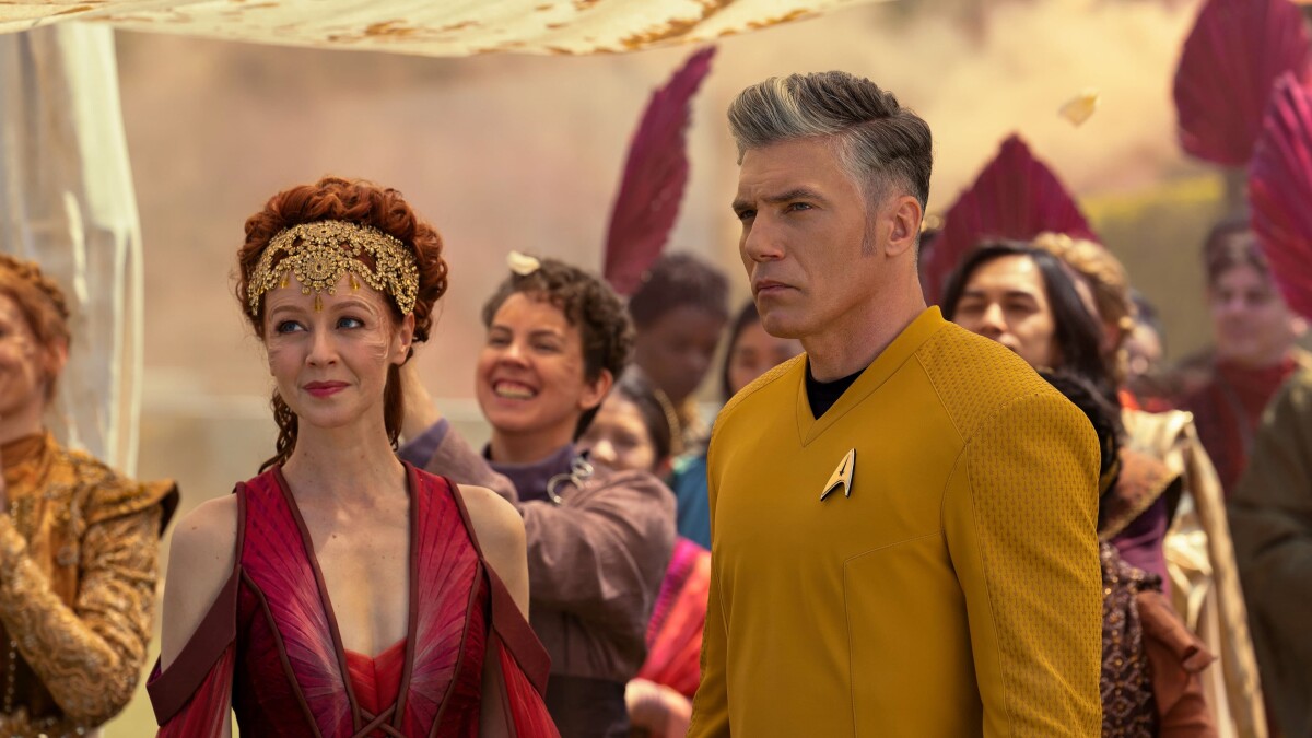 Star Trek Strange New Worlds: Alora (Lindy Booth) and Captain Pike (Anson Mount)