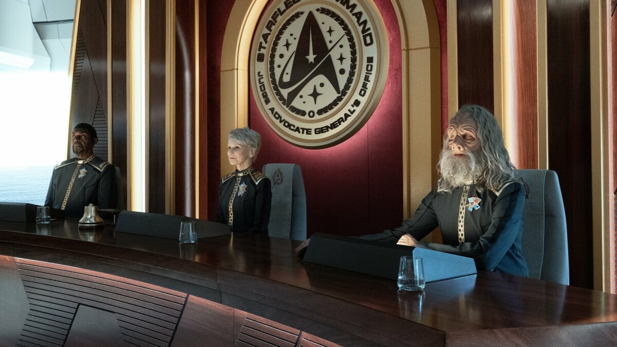 Star Trek Strange New Worlds Temporada 2: Los jueces son humanos, volcánicos y hay una telarita a la derecha.  Todos son miembros fundadores de la Federación.