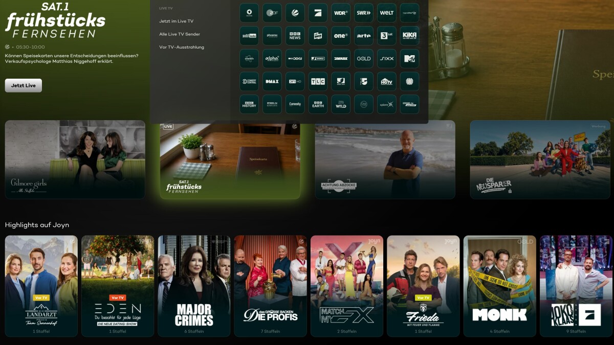 Die Benutzeroberfläche von Joyn orientiert sich an Streamingdiensten wie Netflix und ist sehr übersichtlich. Über einen Tab am oberen Bereich navigiert ihr direkt zum Live-Programm dutzender Sender.