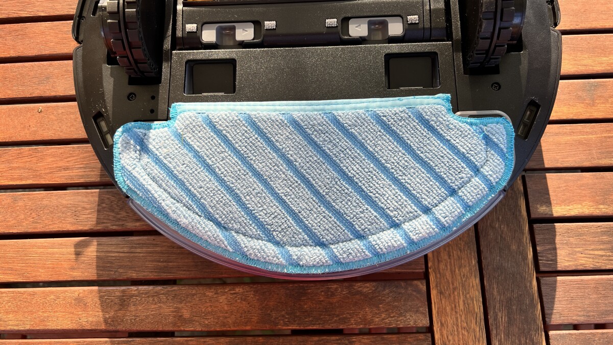 Además de una almohadilla de limpieza estándar para uso permanente, Yeedi también viene con cuatro almohadillas de limpieza desechables.