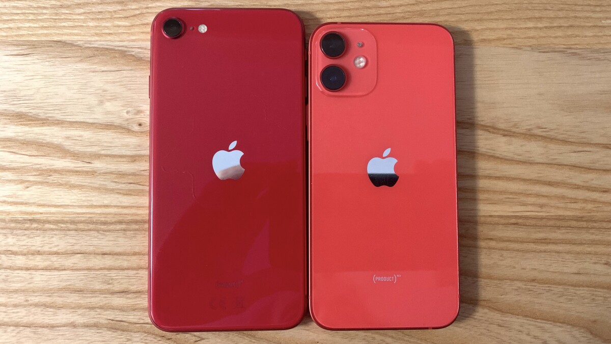 The iPhone SE (here the second generation) in size comparison with the iPhone 12 Mini