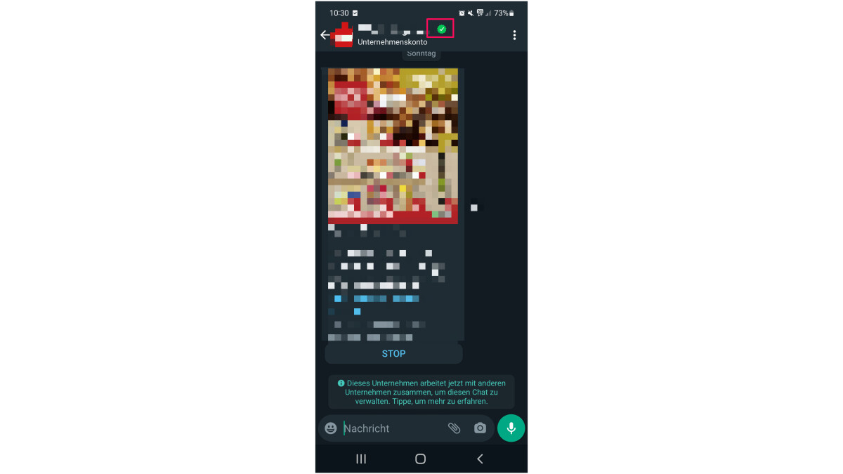 WhatsApp kennzeichnet verifizierte Geschäftskonten mit einem grünen Siegel.