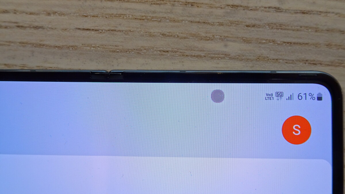 Die Frontkamera unter dem Display ist gut versteckt und nur bei hellem Hintergrund zu sehen.