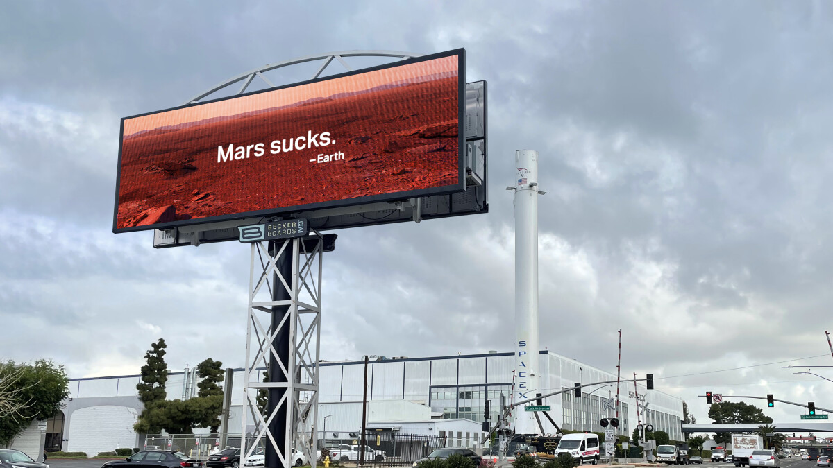 Diese Werbeanzeige war im Rahmen des Earth Days direkt vor der SpaceX-Zentrale sichtbar.