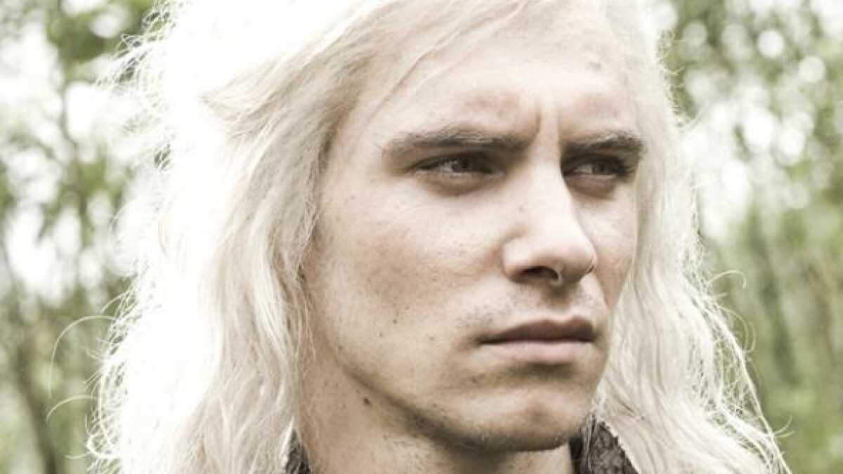 Viserys Targaryen tiene cabello de Targaryen.