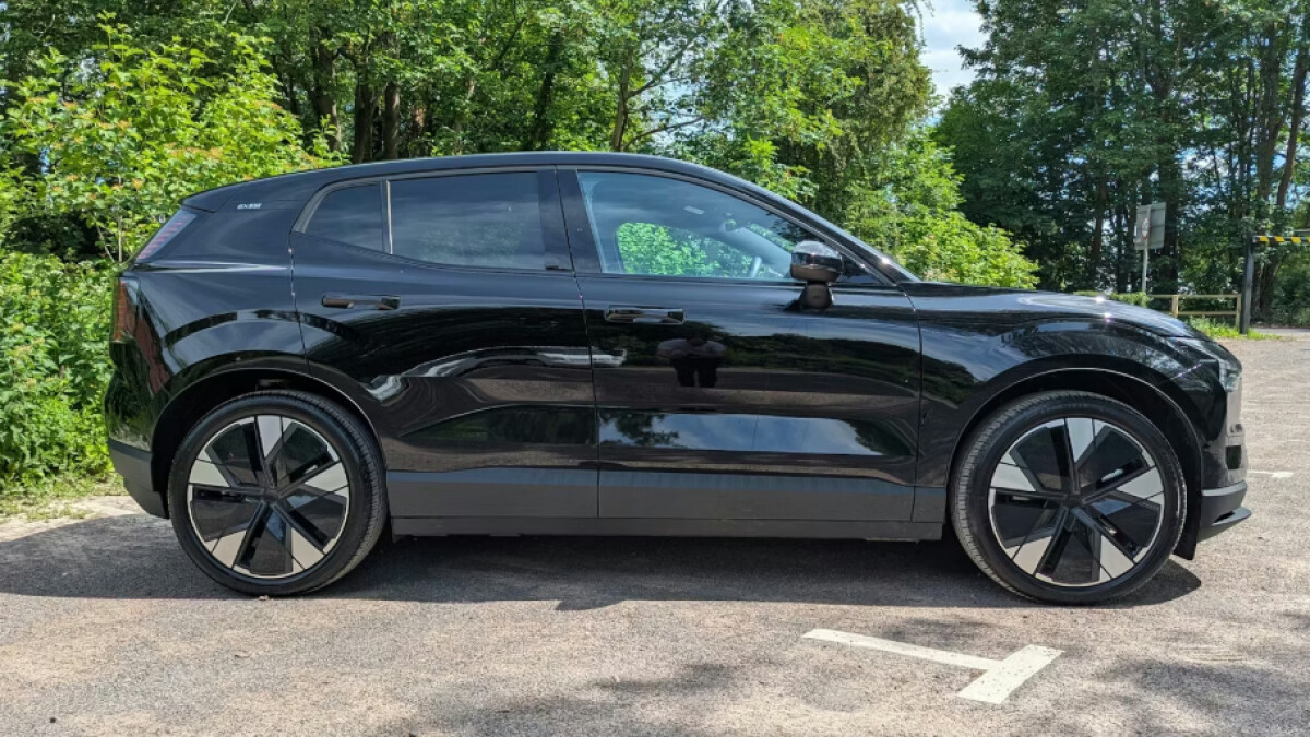 Die Black Edition trägt ihren Namen zu Recht: Schwarze Lackierung, schwarze 19-Zoll-Felgen, schwarze Akzente. Nur 4,23 Meter lang, aber mit mächtiger Präsenz.