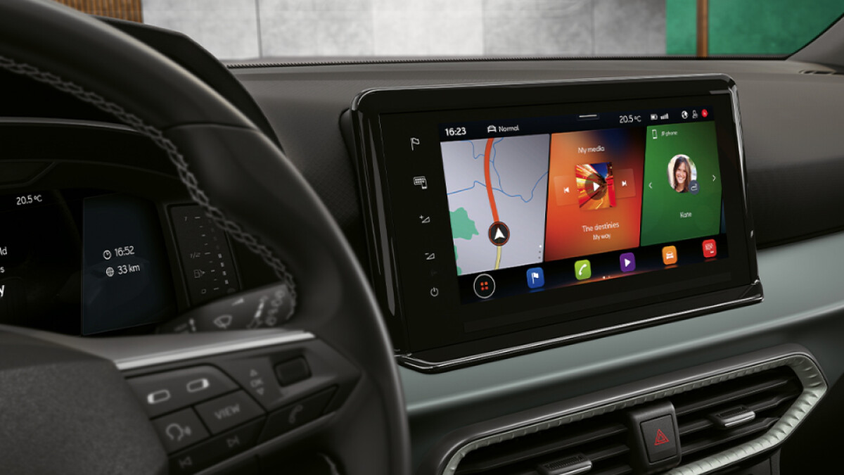 Zentrale Steuereinheit mit 8,25-Zoll-Touchscreen. Navigation, Medien und Fahrzeugeinstellungen anzeigen. Unterstützt Bluetooth- und Smartphone-Integration über Apple CarPlay und Android Auto.