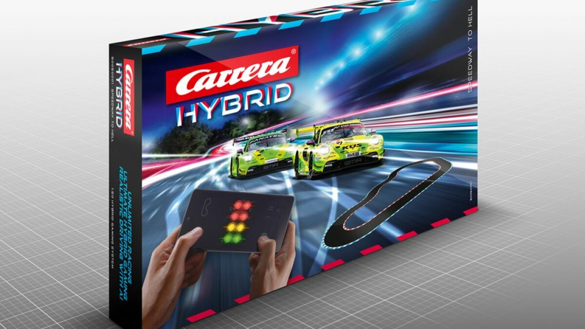 Según el sitio web oficial, el Carrera Hybrid se lanzará inicialmente con dos conjuntos iniciales.  Puedes ver la variante aquí en la imagen. "Autopista al infierno".  El otro conjunto se llama "Conductores del diablo"