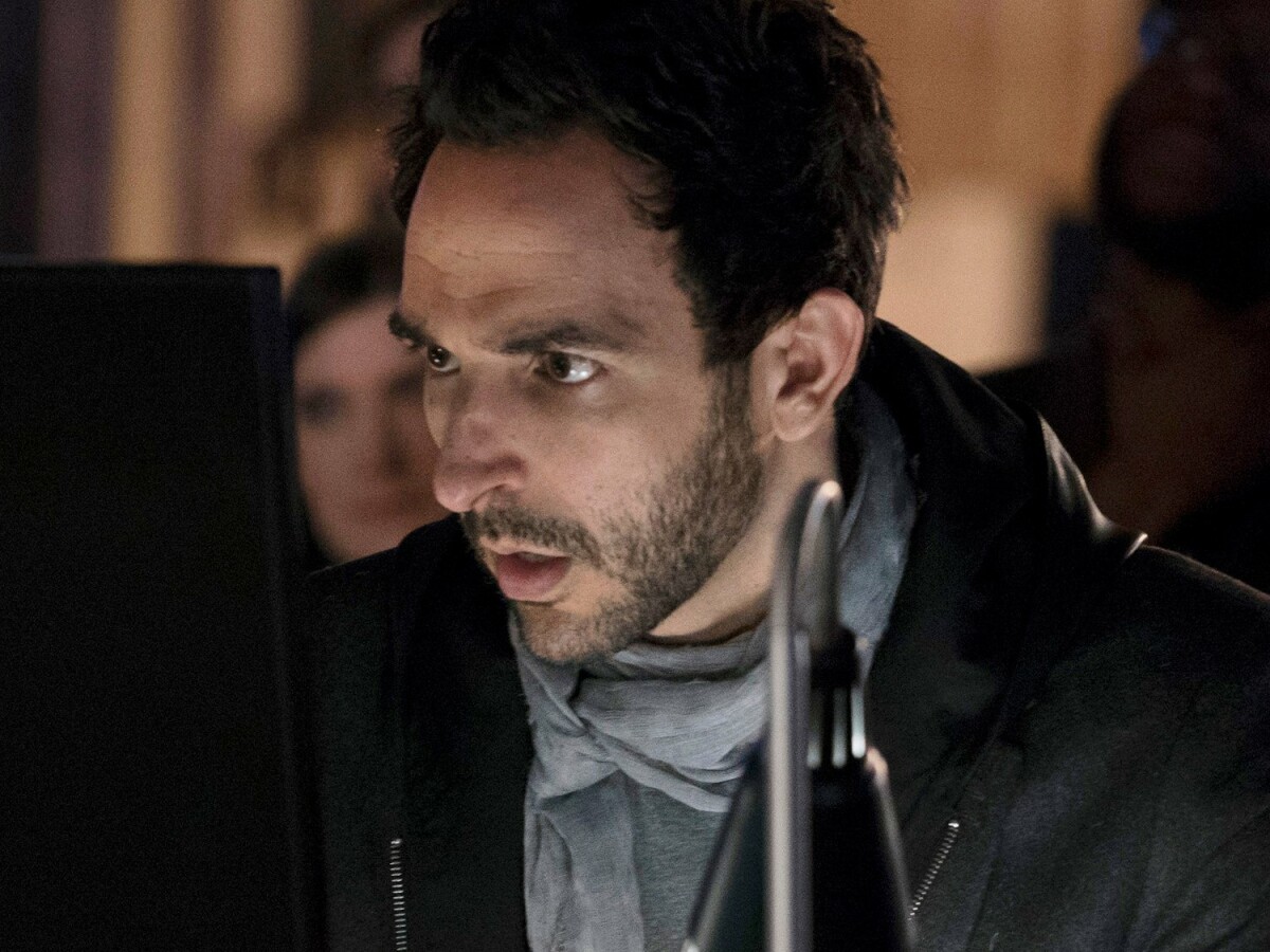 Aram ermittelt als Undercover-Agent in eine Hackergruppe.