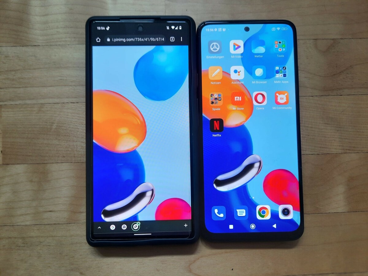Dieses Bild zeigt Pixel 6 und Redmi Note 11 im Vergleich und soll euch einen Eindruck vermitteln, wie farbstark das Display des Xiaomi-Handys ist. In der Realität fällt der Unterschied viel stärker auf, aber seht ihr, wie die Blau- und Rottöne voneinander abweichen?