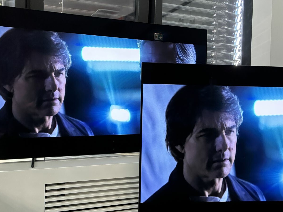 Bei HDR-Wiedergabe (im Bild: Tom Cruise in "Mission Impossible: The Final Reckoning" auf Amazon Prime Video) kann der Philips OLED950 extreme Lichter sehr intensiv darstellen, sich dabei aber nicht vom OLED910 (vorne rechts) absetzen.