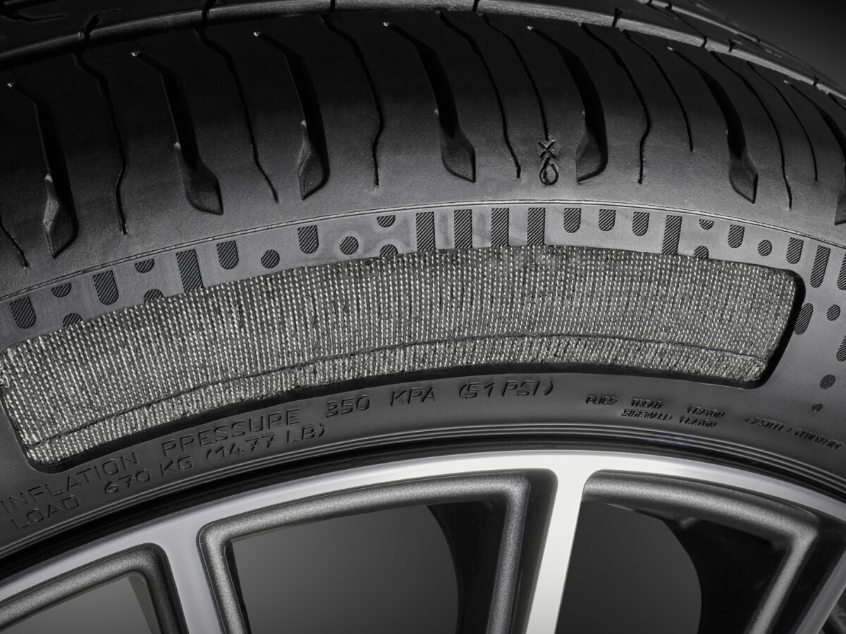 Blick unter die Oberfläche: Die Textilverstärkung gibt dem Reifen seine Stabilität. Die COKOON-Hafttechnologie verbindet Gewebe und Gummi ohne bedenkliche Chemikalien.