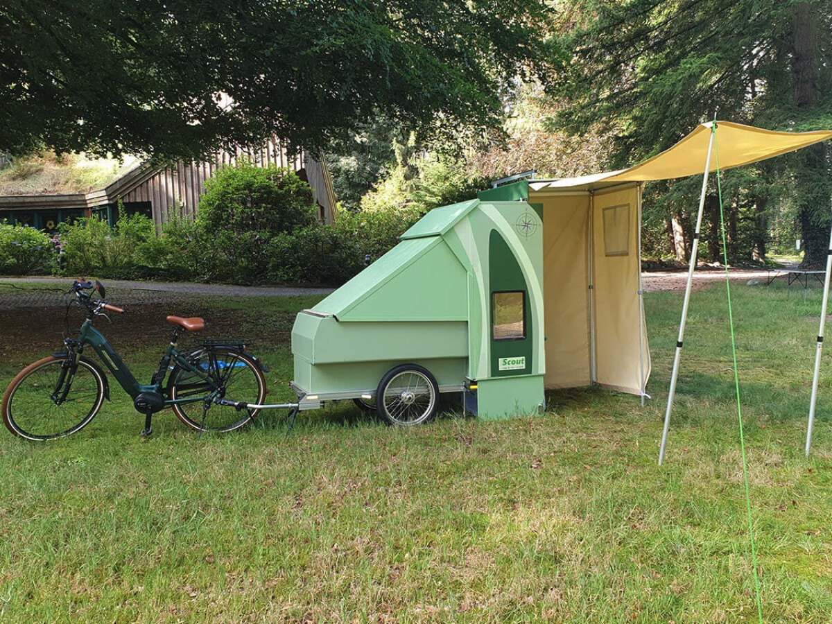 Aufgebaut bietet der Fahrradanhänger Scout genügend Platz auch für längere Aufenthalte und Regen verliert seinen Schrecken.