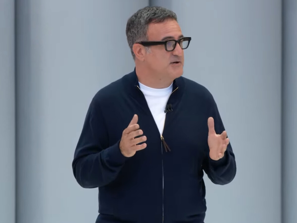 Google-Manager Shahram Izadi zeigte auf der I/O einen Prototyp der Android XR-Brille des Unternehmens.