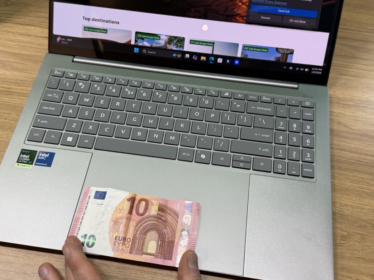 Touchpad spacieux de l'Acer Swift 16 AI.