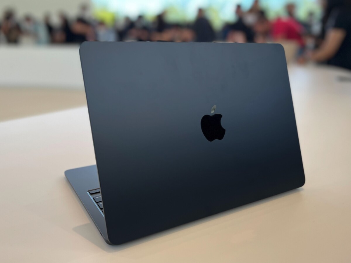 The MacBook Air is now also available in black.  A model with a 15-inch display is to follow.