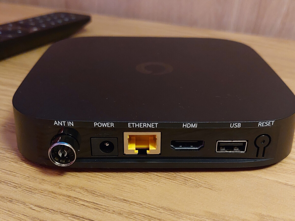 La caja GigaTV Home (Sound) ofrece una entrada DVB-C, un puerto Ethernet y un puerto HDMI.  Usted no puede utilizar el puerto USB, pero está diseñado para actualizaciones de firmware y similares.