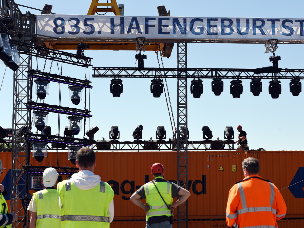 Der 835. Hafengeburtstag wird auf einer auf der Elbe schwimmenden Bühne gefeiert.