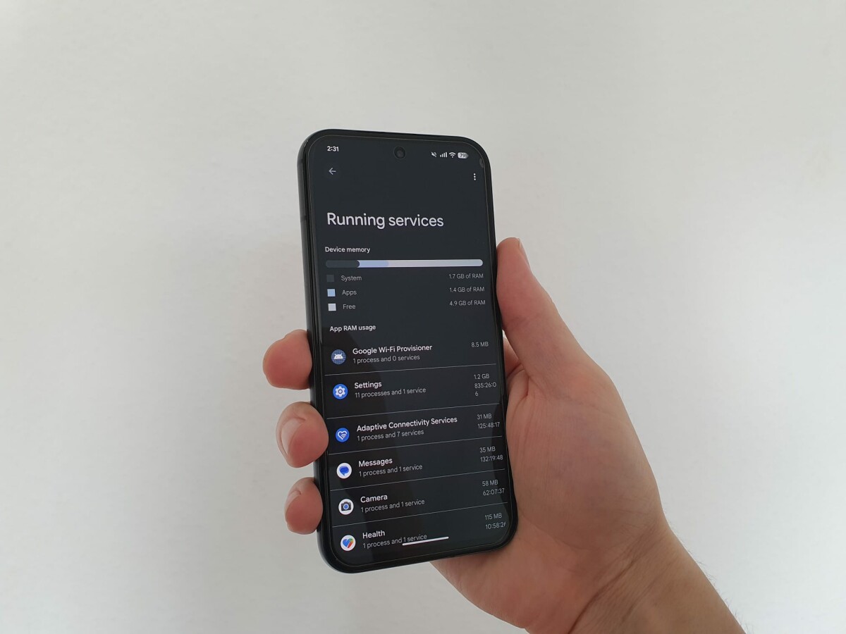 Wenn ihr auf eurem Android-Smartphone den Entwicklermodus aktiviert, könnt ihr euch anschauen, welche Apps im Hintergrund laufen.