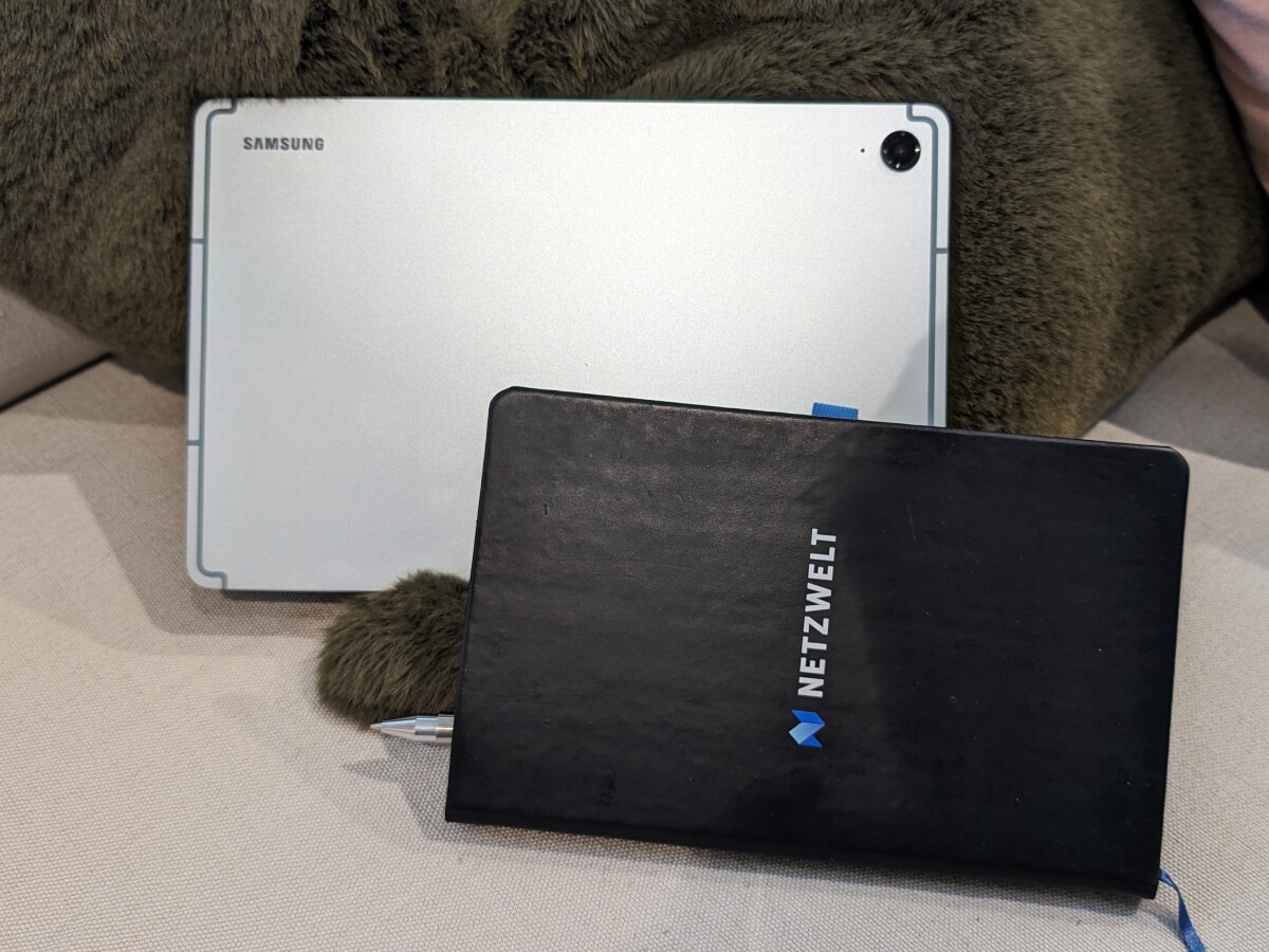Samsung stores the hardware of the Tab S9 FE in a stylish metal housing.