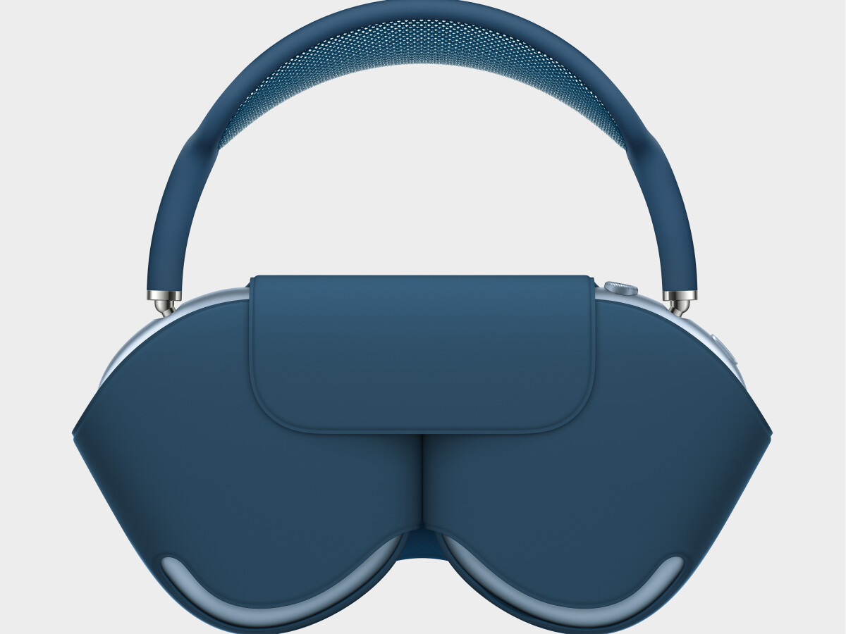 No, no sleeping mask and no handbag: This flat transport bag is included with the AirPods Max.