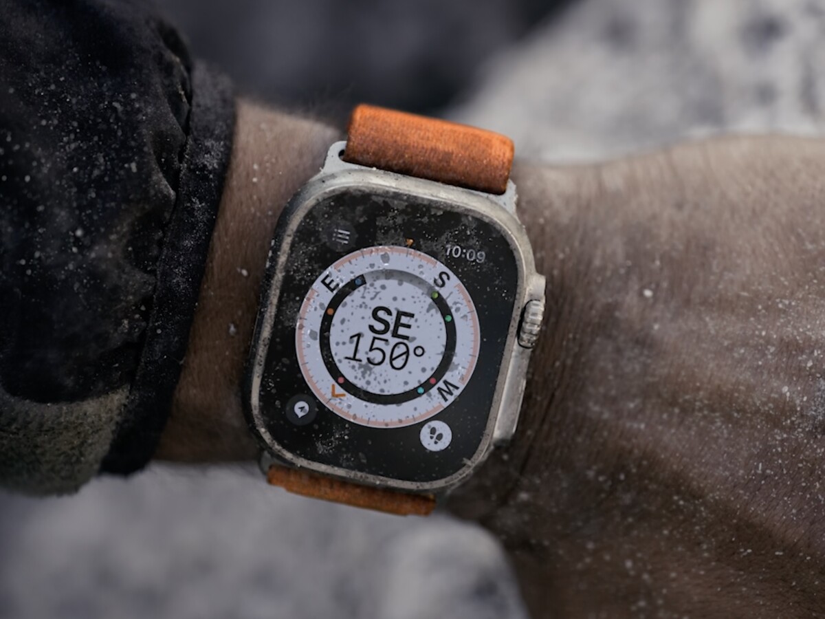 El Apple Watch Ultra tiene una caja más gruesa y robusta que el Apple Watch 8. También tiene numerosas funciones especiales y una batería de mayor duración.