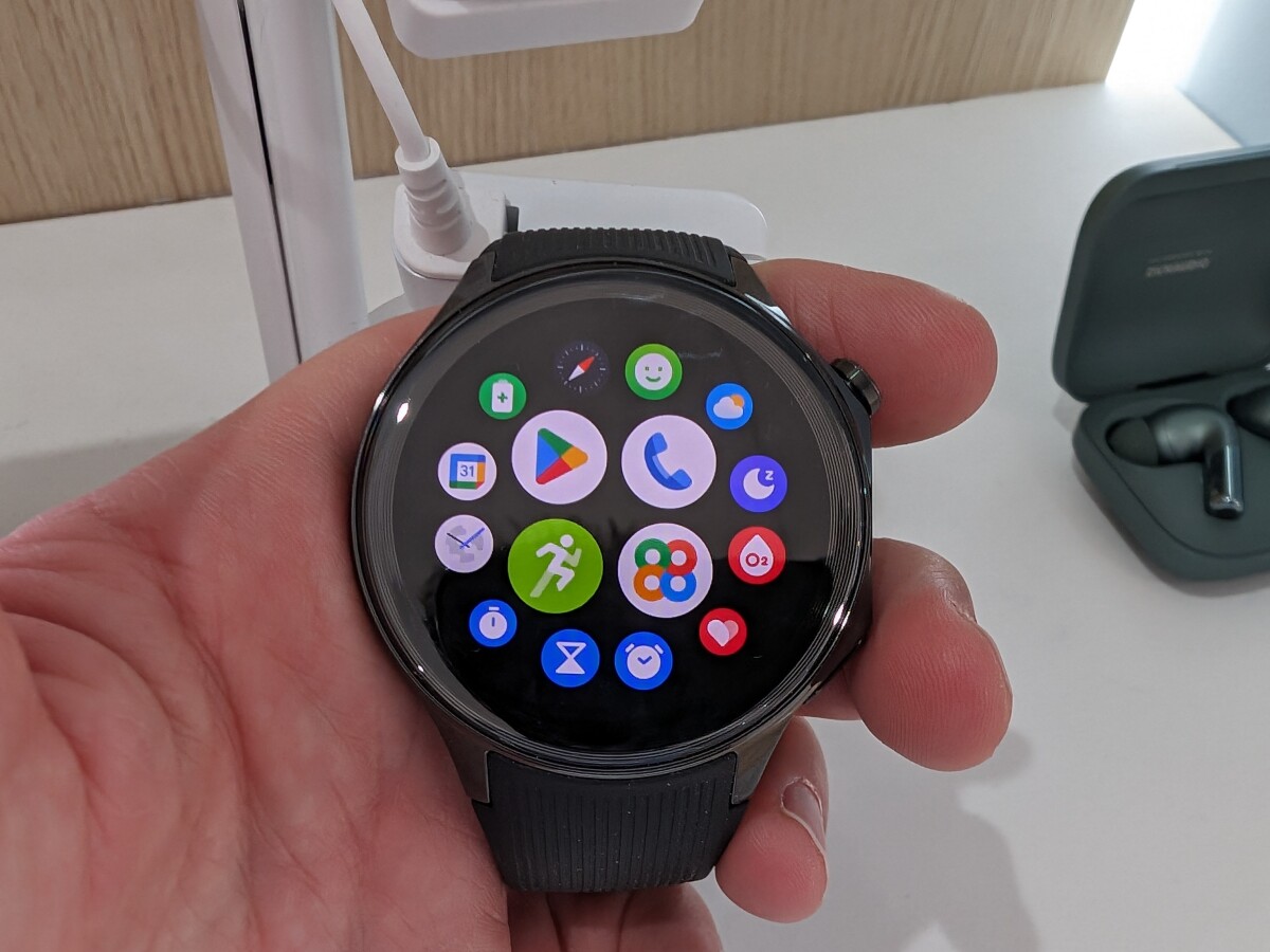 Thanks to WearOS, numerous apps are available to you on the OnePlus Watch 2 - including WhatsApp.