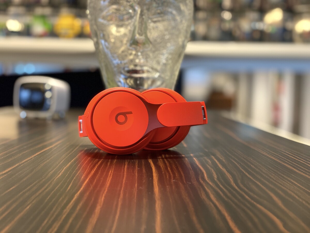 The Beats Solo Pro can be folded up for transport. They switch off by themselves.
