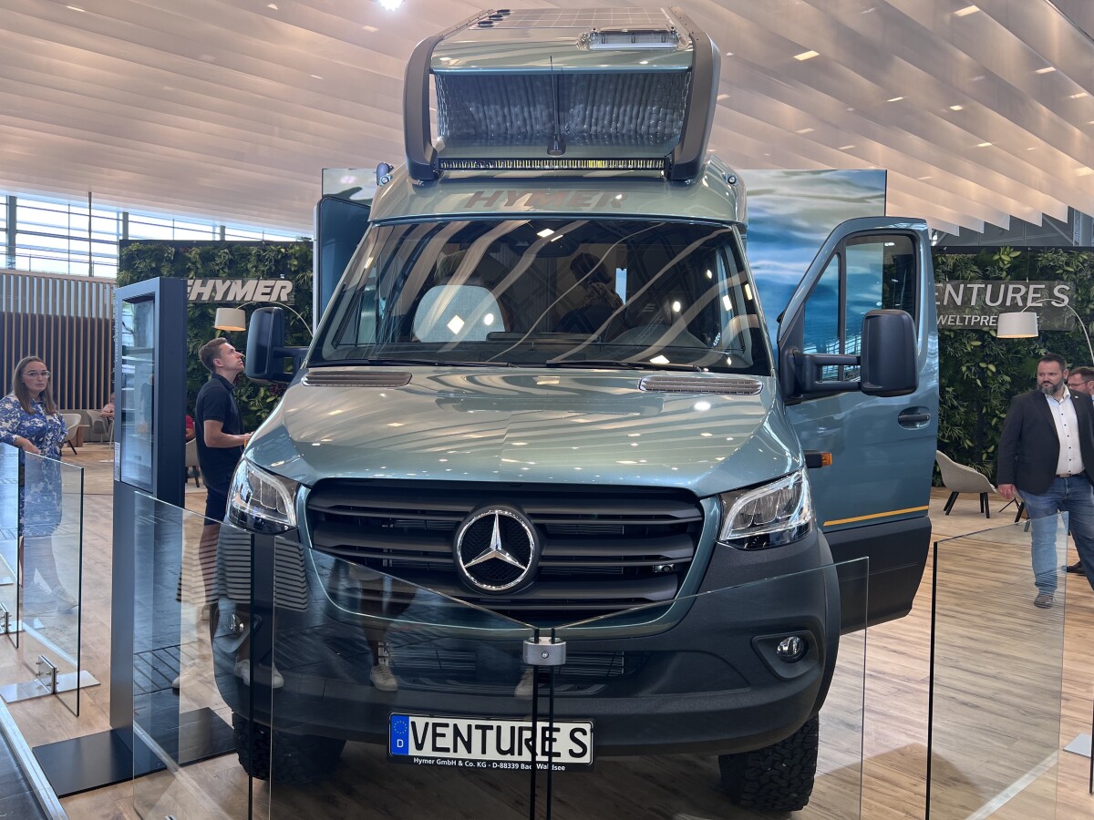 Neuheit von Hymer im Video AllradCamper mit LuftDach, Treppe und