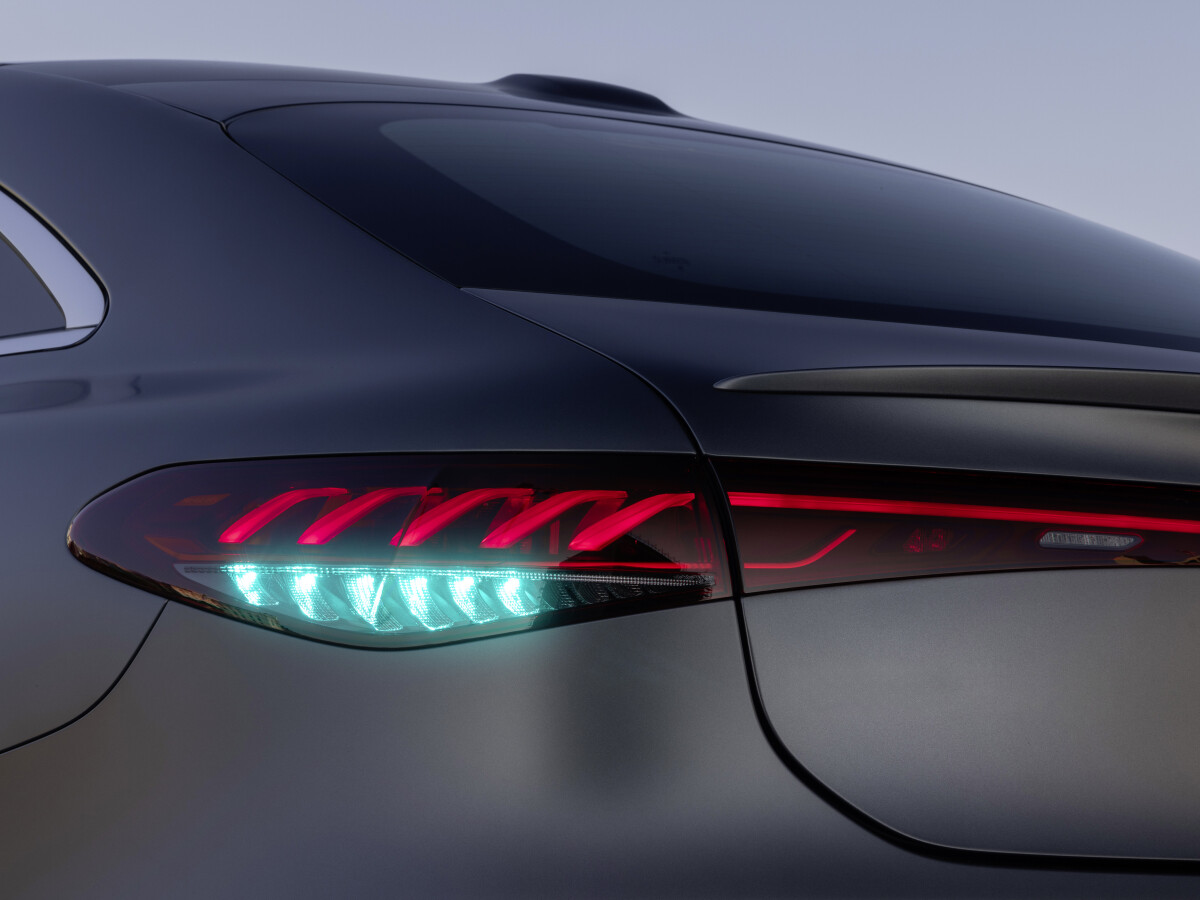 Autos mit türkisem Licht: Darauf soll die neue Farbe hinweisen