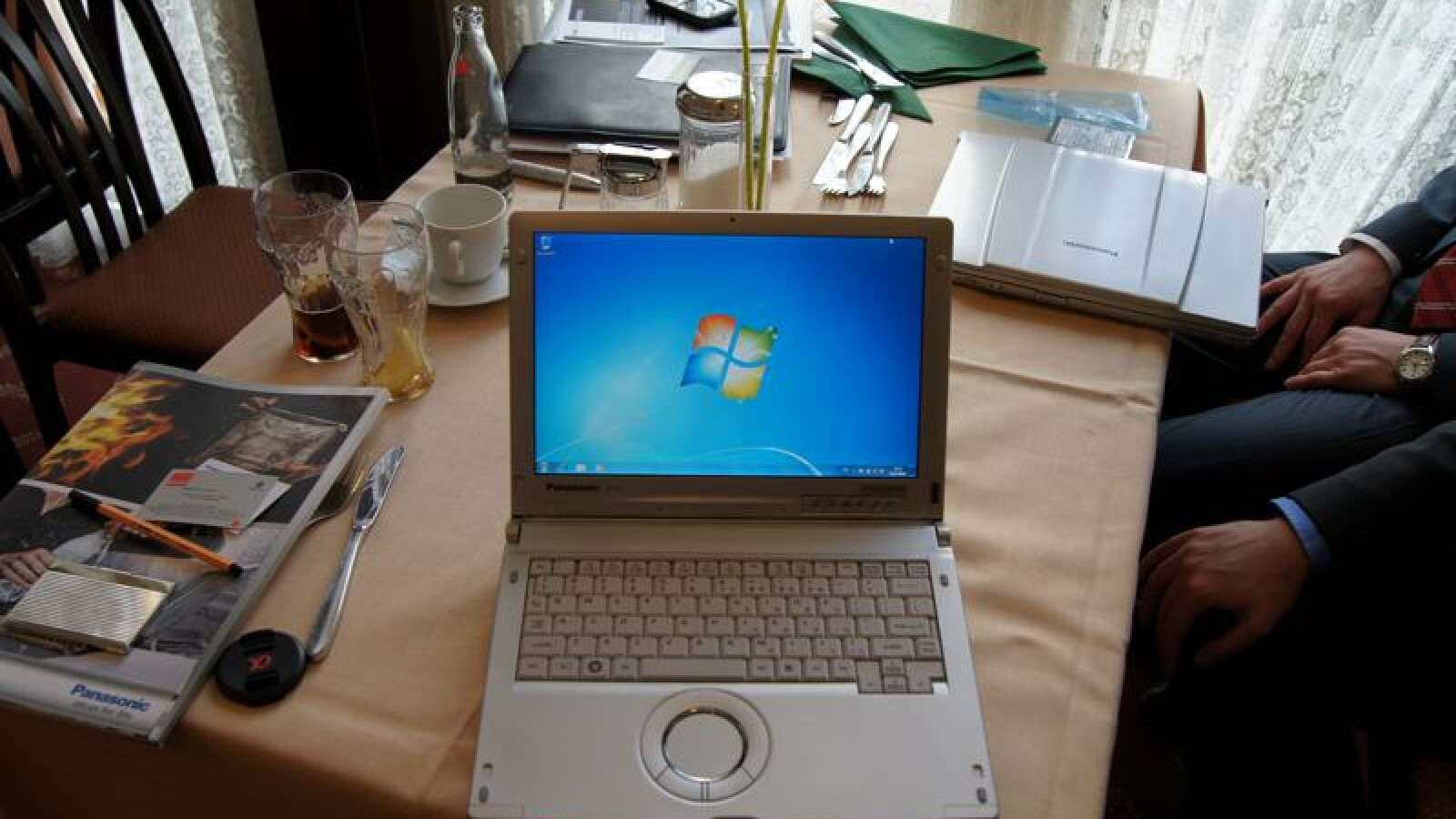 Das Panasonic Toughbook CF-C1 ist ein robustes Business-Notebook. Es ist geschützt gegen Spritzwasser und überlebt Stürze aus einer Höhe von 70 Zentimetern unbeschadet.