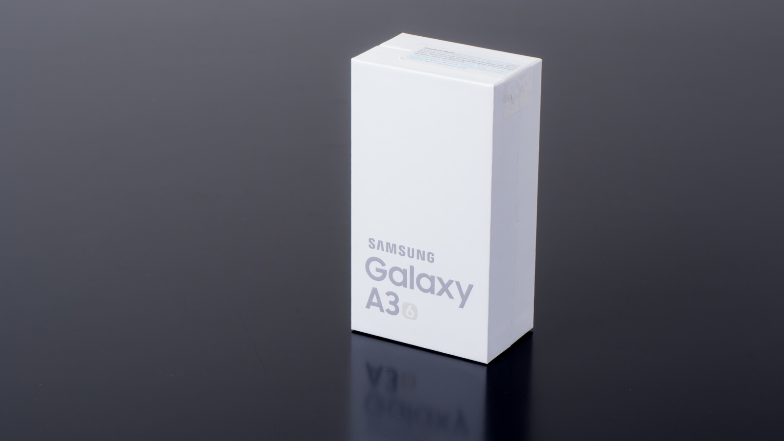 Das Samsung Galaxy A3 (2016) ist in der netzwelt-Redaktion eingetroffen.