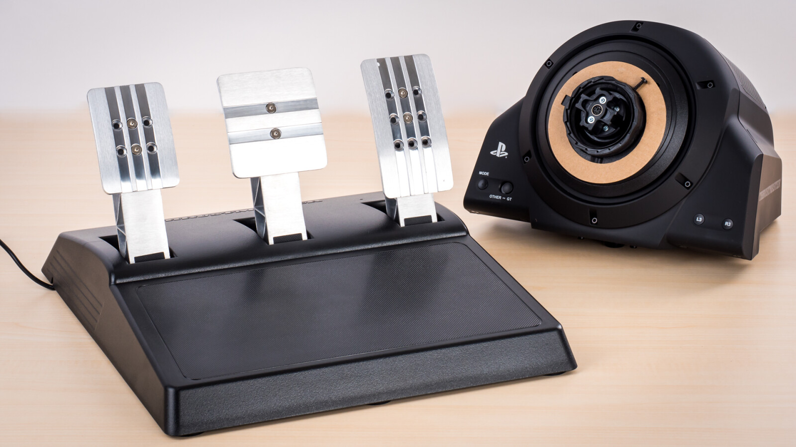 Thrustmaster T-GT in Bildern | NETZWELT