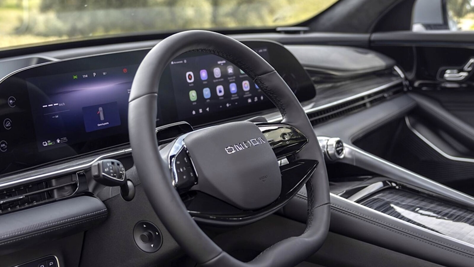 Im Innenraum des chinesischen SUVs geht es ...