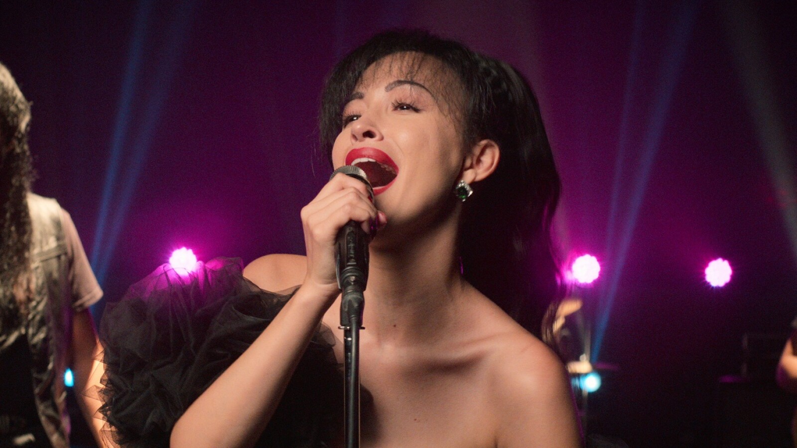 Selena: In Staffel 2 auf Netflix erfahrt ihr mehr über das Leben der ...