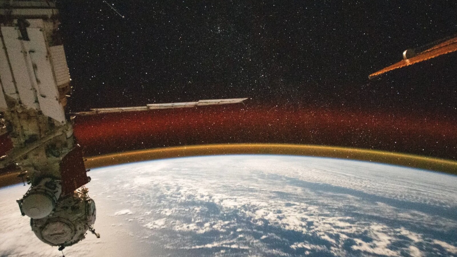 Ottima immagine della NASA: bagliore d'aria sopra la Terra