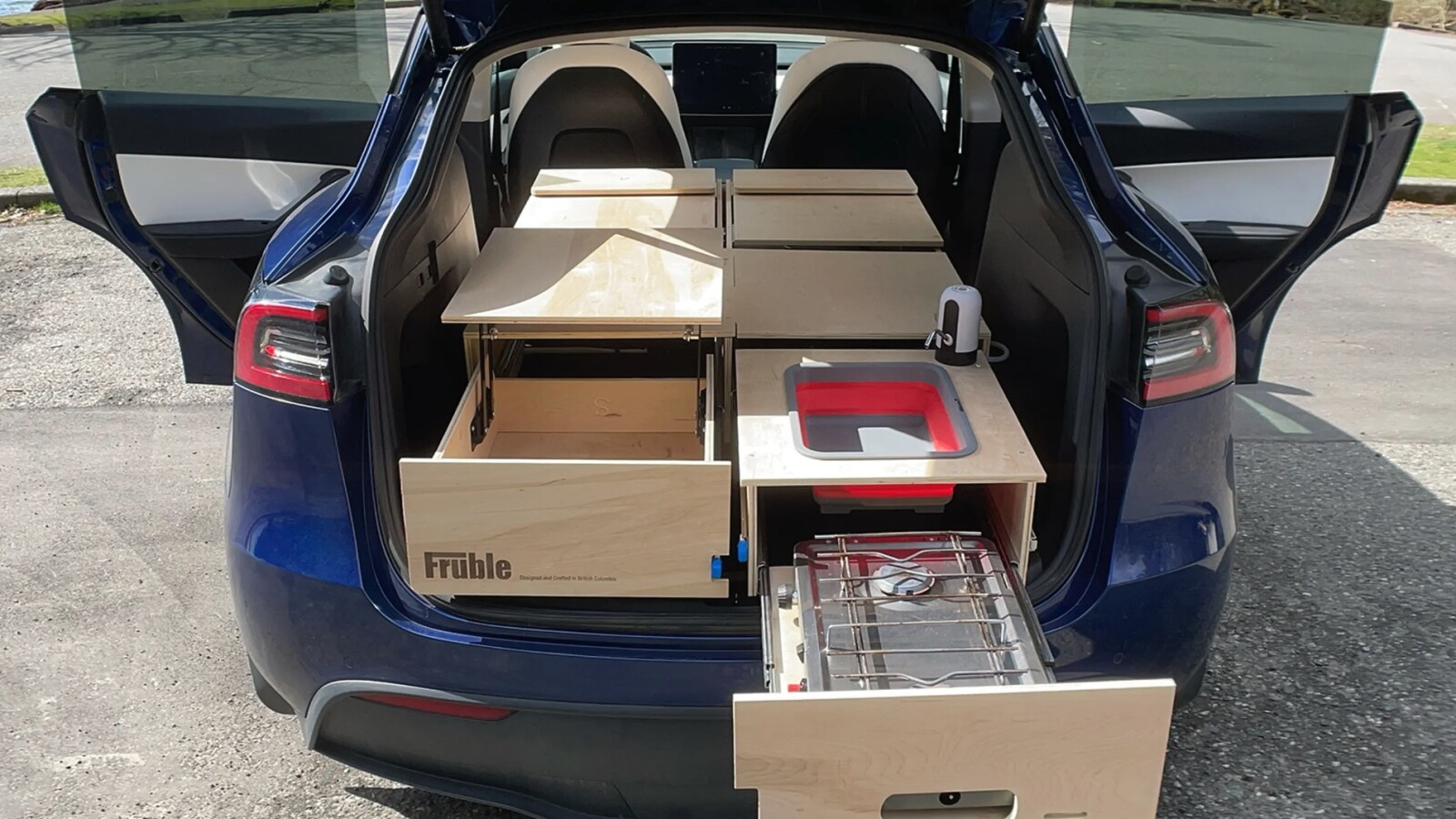 Tesla Model Y: Umbau-Kit macht E-Auto zum Mini-Wohnmobil