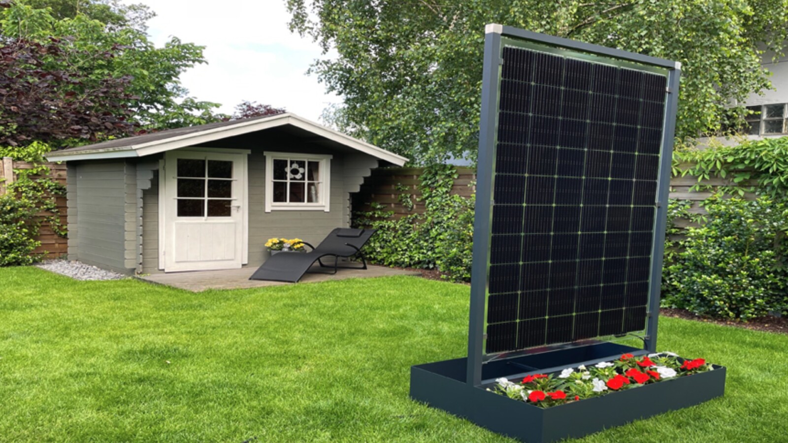 GreenAkku Matilda Solarblumenkübel für den Garten statt