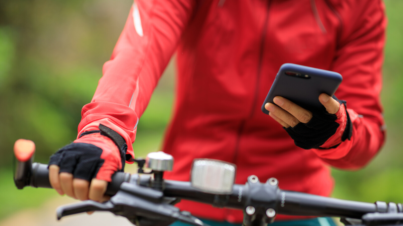 Handy am Fahrrad befestigen: Lenkerhalterungen im Vergleich