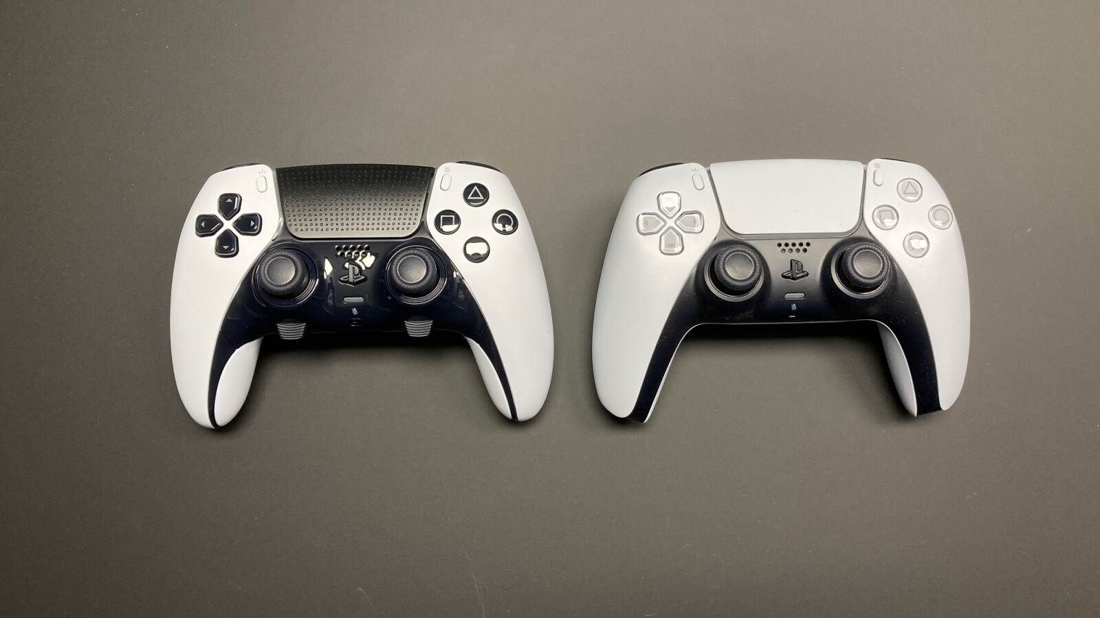 PS5 DualSense vs. DualSense Edge: Die Unterschiede der Controller im  Überblick