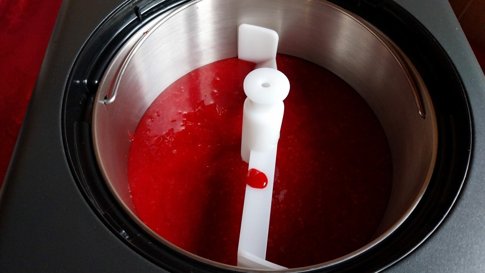 Im Eisbehälter der Graef IM 706 könnt ihr eine großzügige Menge für vier oder eine kleine Menge für sechs Personen zubereiten.