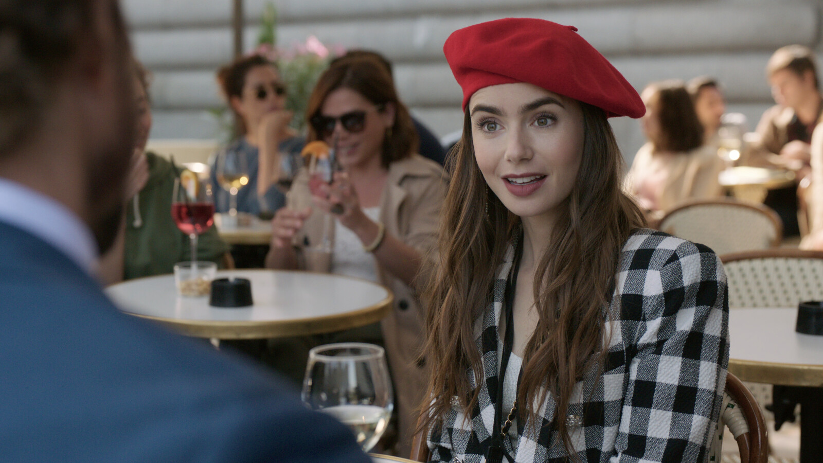 Emily in Paris | Staffeln und Episodenguide | NETZWELT