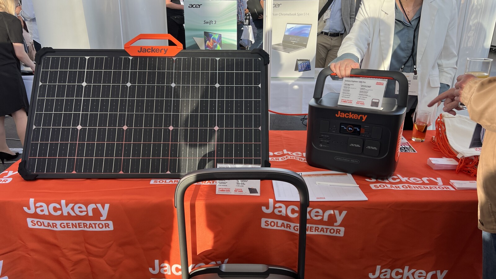 Jackery Solargenerator 1000 Pro mit doppelseitigem Solarmodul