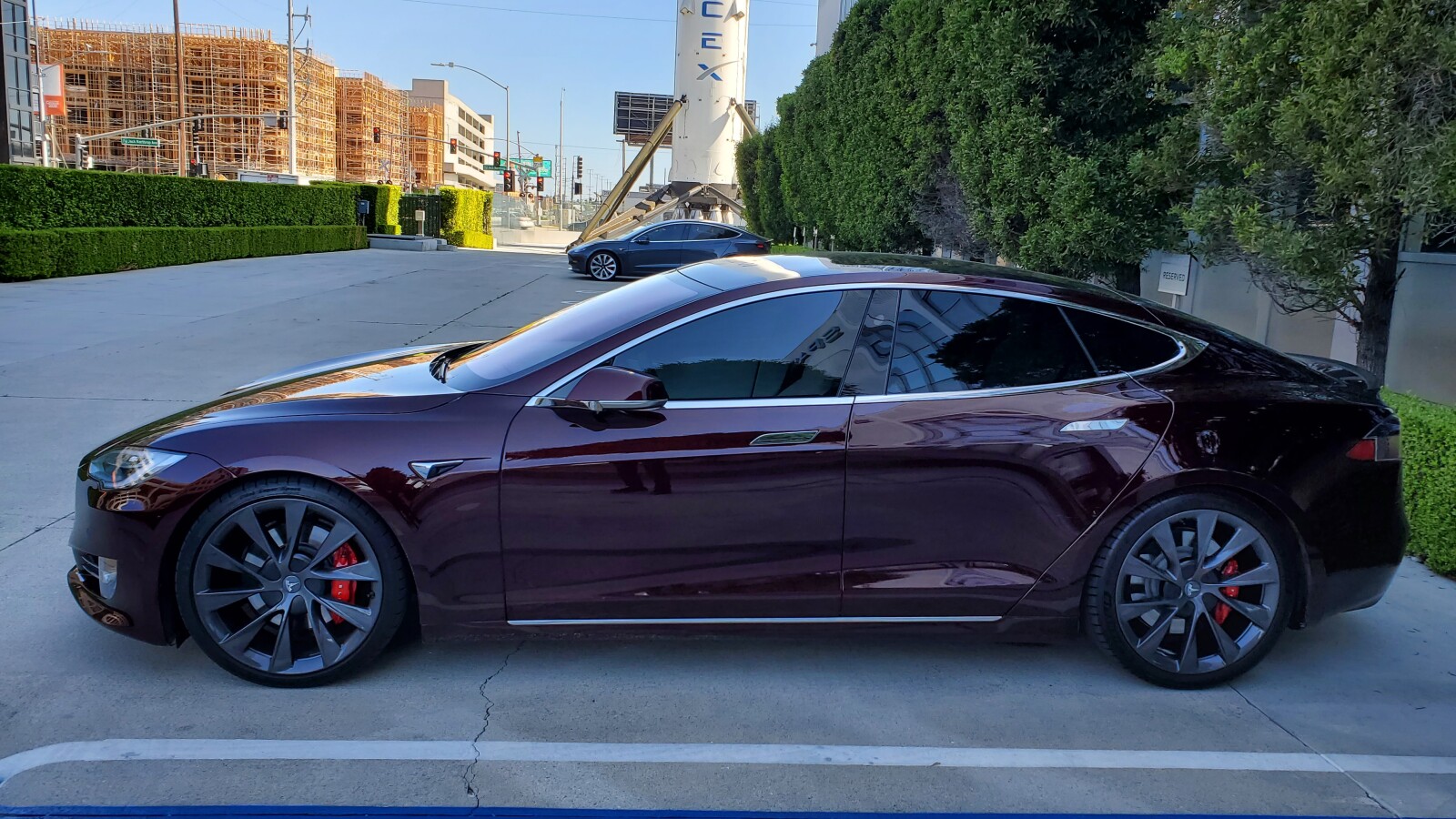 Tesla "Deep Crimson": Elon Musk fährt schon diesen ...