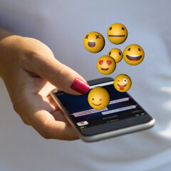 WhatsApp: Zerfließender Smiley, gestricheltes Gesicht, Hand mit Auge - das bedeuten die neuen Emojis