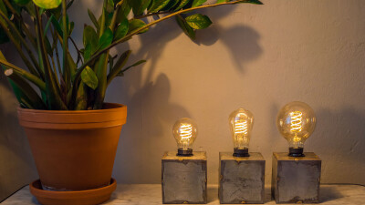 Lined up like three organ pipes, the Philips Hue filament lamps present themselves in a short test.
