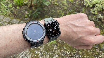 Bastante torpe: el Amazfit T-Rex Pro (izquierda) comparado con el Apple Watch Series 6 (caja de 44 milímetros).